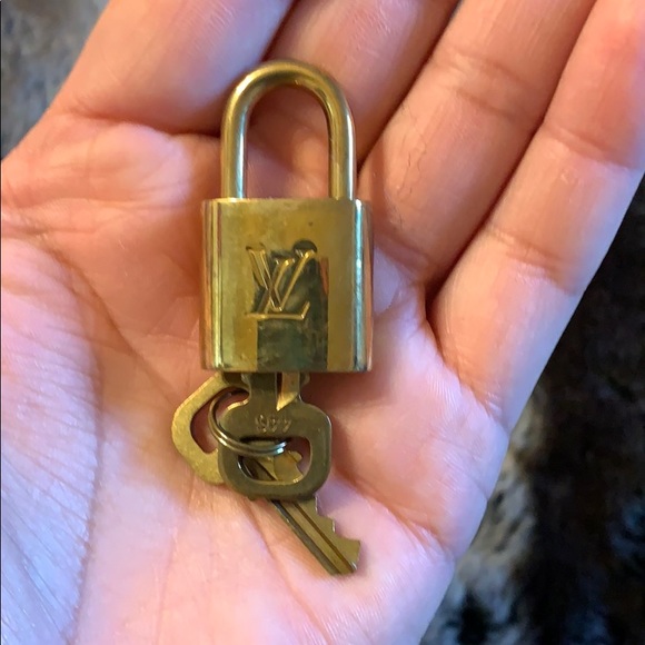 Authentic Louis Vuitton lock with key 🔑 - Picture 2 of 4